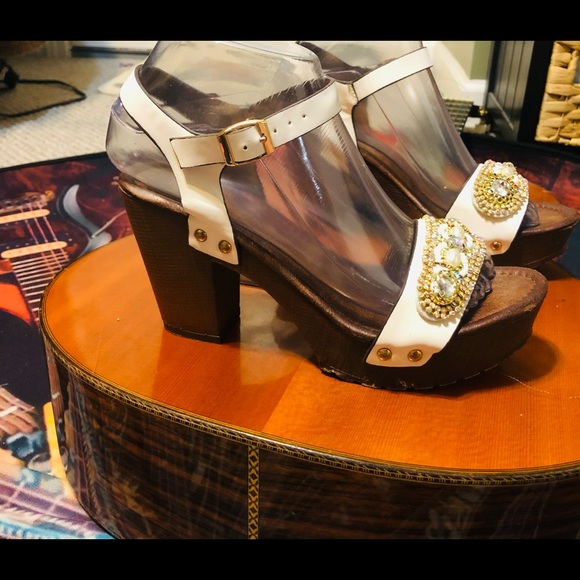 🌺Natures Breeze White Platform Decorative Heels! - Picture 2 of 16